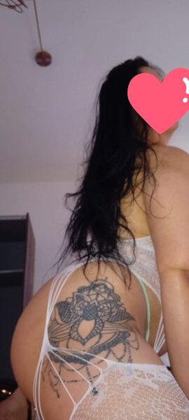 Bruneta cu forme si cu bun simt,